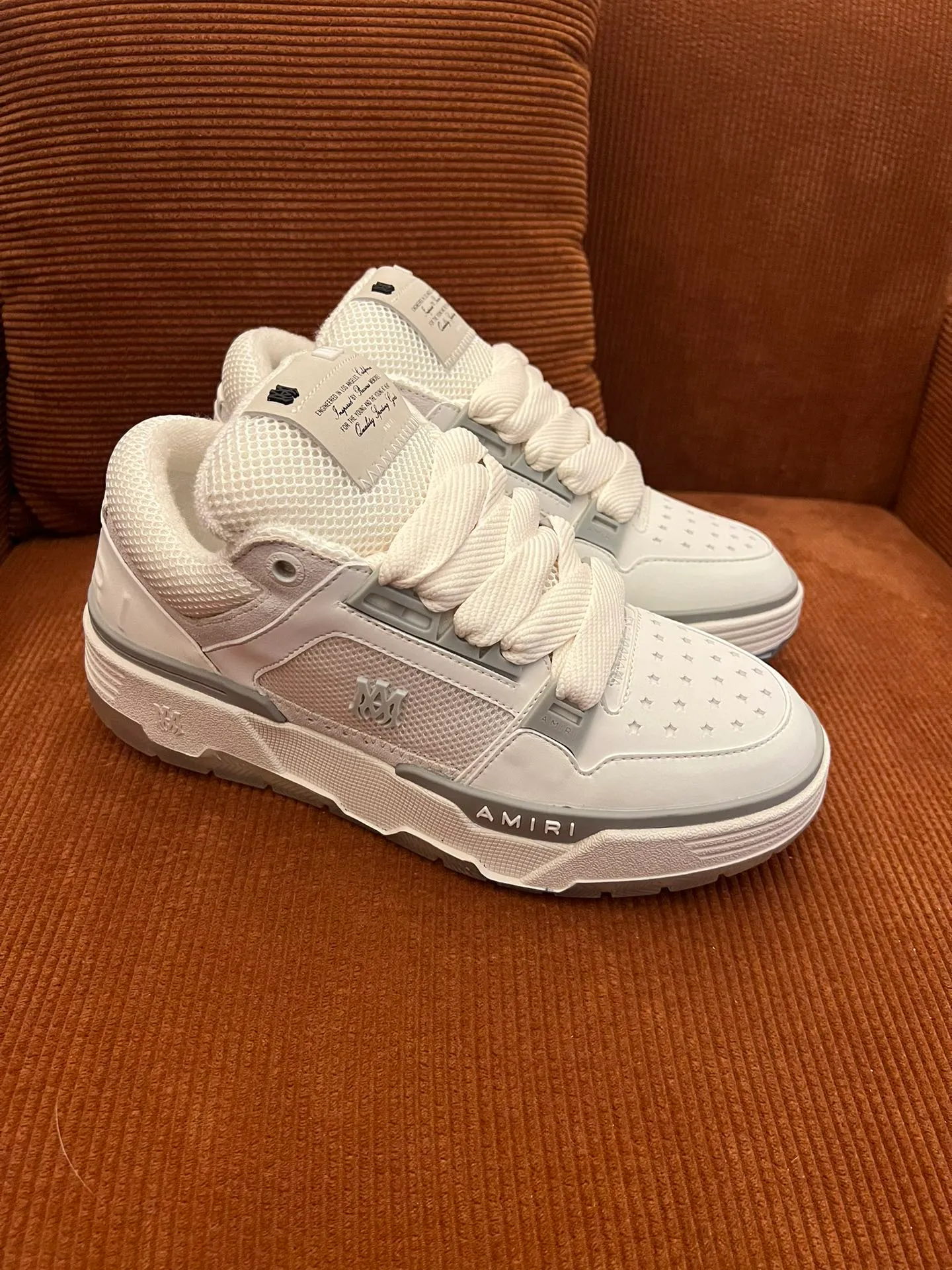 p620💰Men's shoes Amiri Emile's 2023 spring and summer new MA-1 bread shoes, couple models, casual sports shoes, sneakers Amiri gave up the rock punk style in the new season and used a large number of unsaturated colors, Morandi tones, whether you see or wear them, it will make people very happy. The large tongue of the bread shoes continues, shortens the length of the shoe body, thickens the midsole, and the toe part is more rounded. Amiri's brand letters and MA logo appear on the side of the shoe. Fabric: Original customized imported first-layer cowhide + mesh. Lining: Original customized breathable towel lining. Outsole. Foam combination material. Bottom thickness: 4CM. Size: Men's 39-45